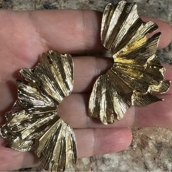 Ornate textured Etched fan statement earrings - Picture 1 of 4